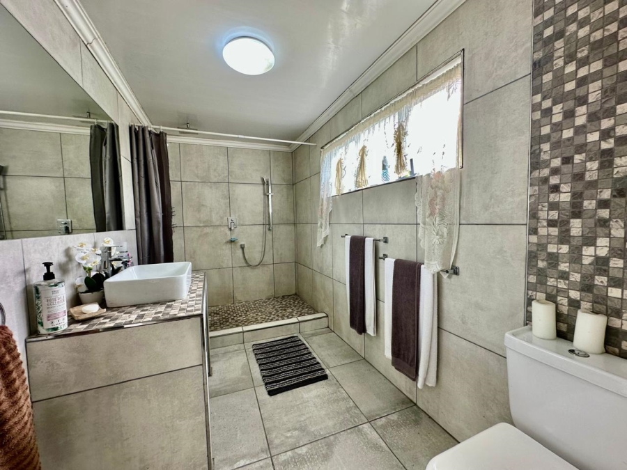 5 Bedroom Property for Sale in Loucharmante Western Cape